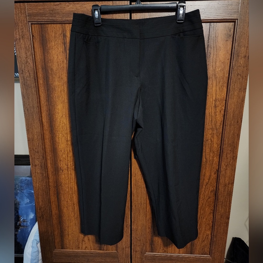 Worthington black cropped/capri